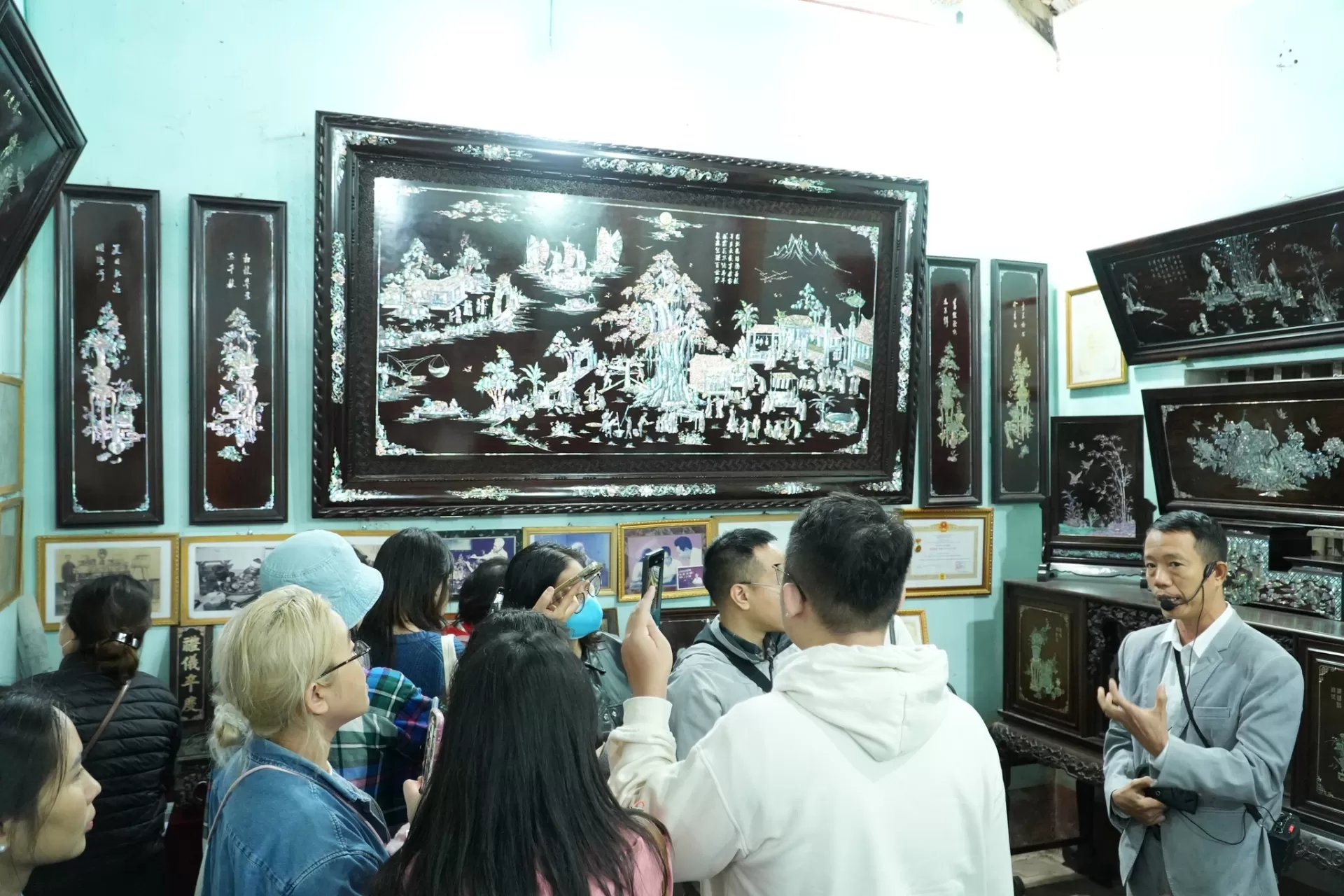 TRƯỜNG ĐẠI HỌC MỸ THUẬT CÔNG NGHIỆP THĂM QUAN, TRẢI NGHIỆM LÀNG NGHỀ KHẢM TRAI - SƠN MÀI TRUYỀN THỐNG CHUYÊN MỸ