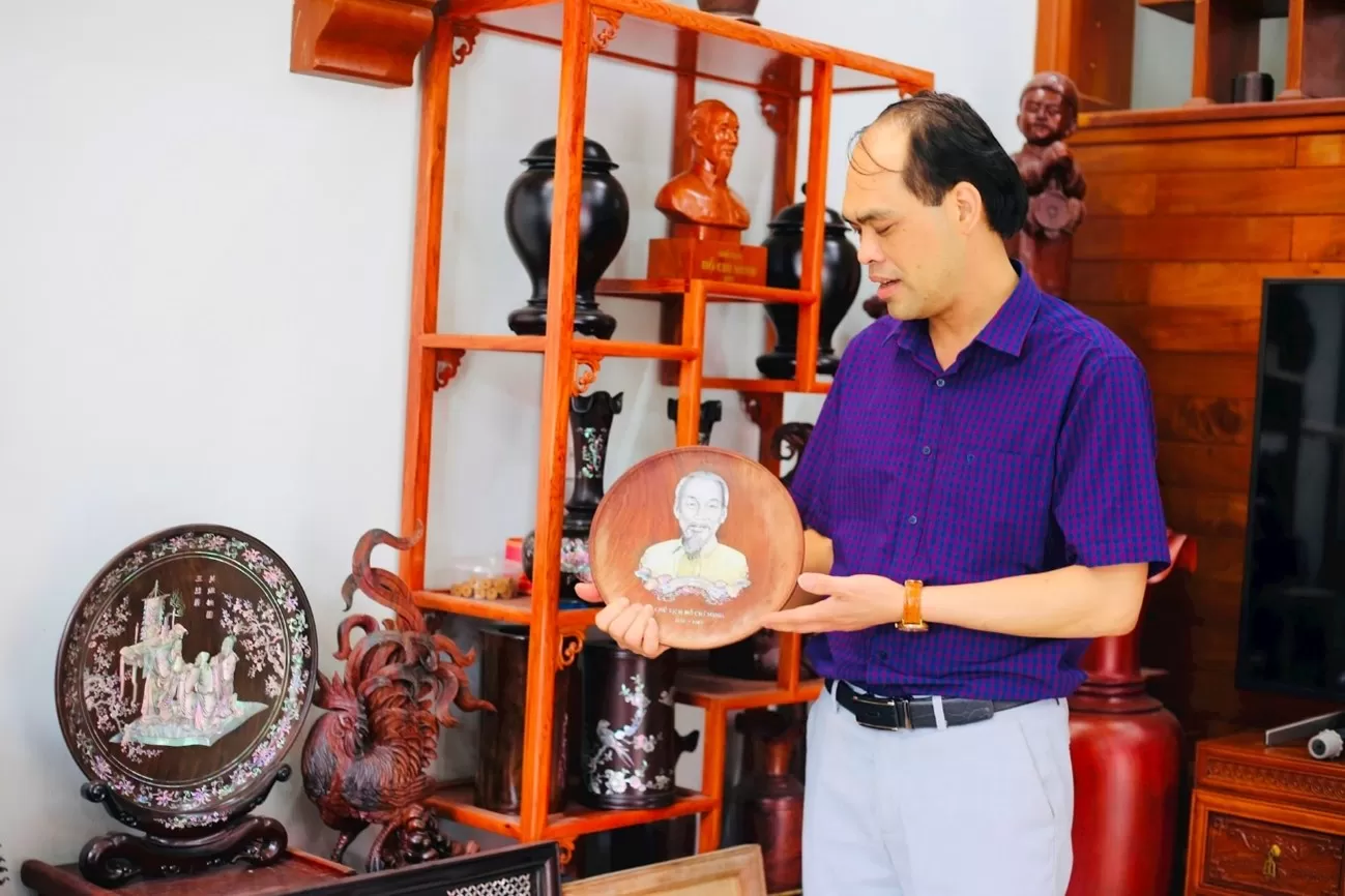 Sản phẩm khảm trai của gia đình ông Vũ Văn Đình (xã Chuyên Mỹ) vươn tầm OCOP 5 sao